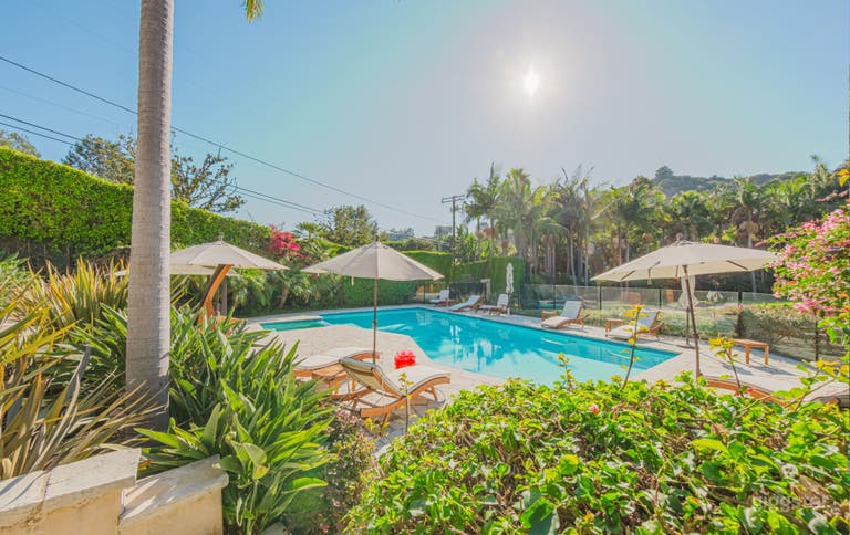   HOLLYWOOD HILLS ESTATE/POOL 