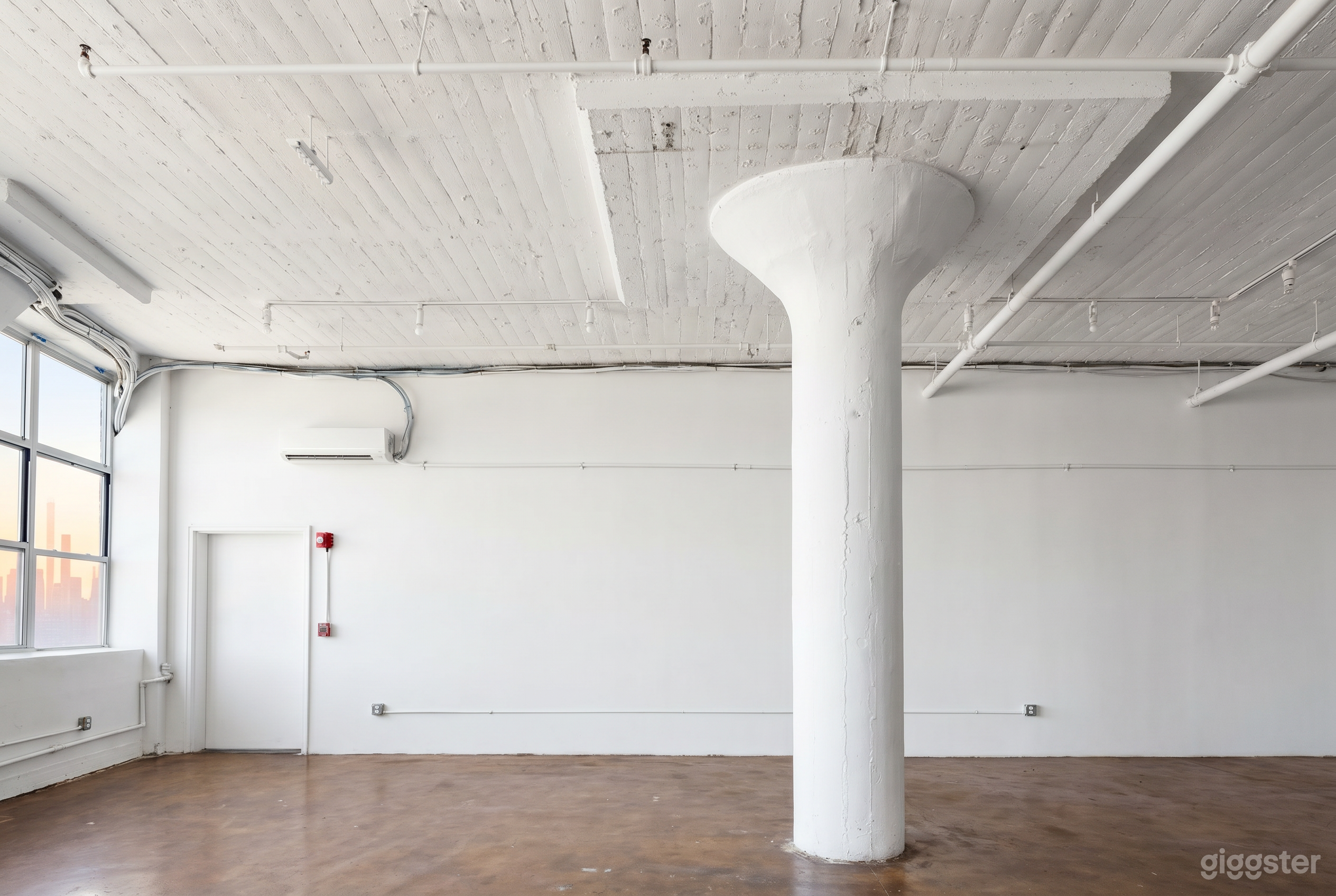 Daylight Loft with Skyline Windows in LIC Photo 1