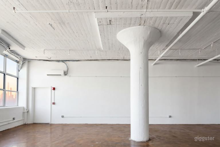  Loft con luce naturale e finestre con vista skyline a LIC 