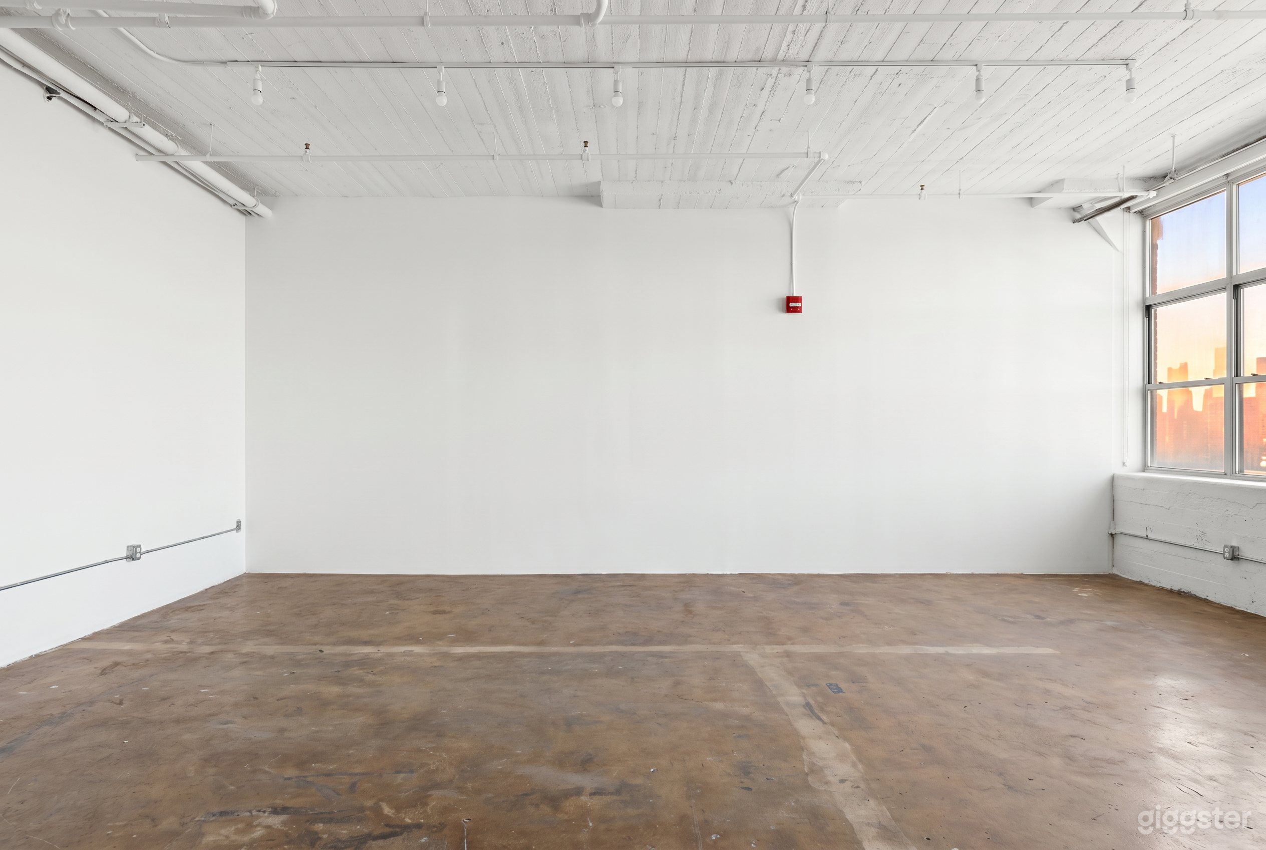 Daylight Loft with Skyline Windows in LIC Photo 2