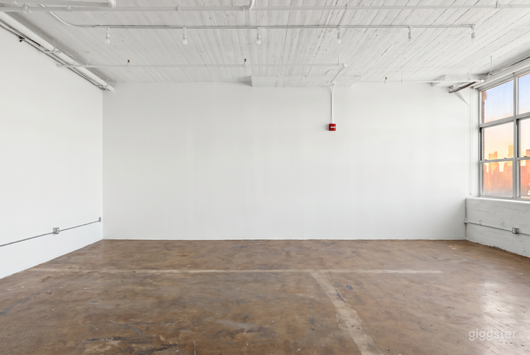 Loft con luce naturale e finestre con vista skyline a LIC 