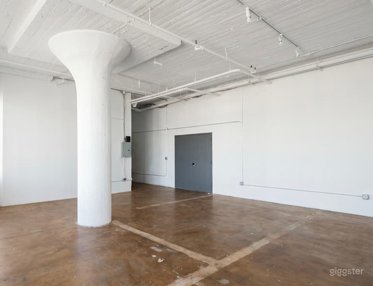  Loft con luce naturale e finestre con vista skyline a LIC 