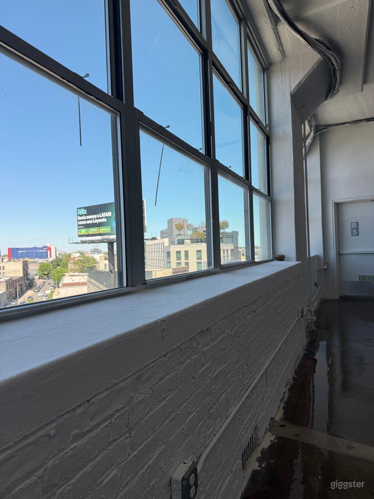  Loft con luce naturale e finestre con vista skyline a LIC 