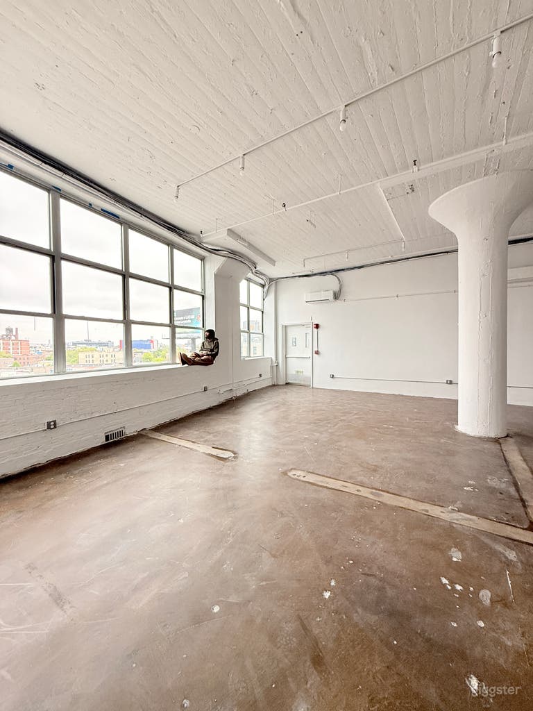  Loft con luce naturale e finestre con vista skyline a LIC 