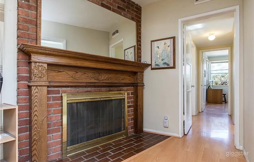 Mid-Modern Late 60's Style House in Reseda Photo 3