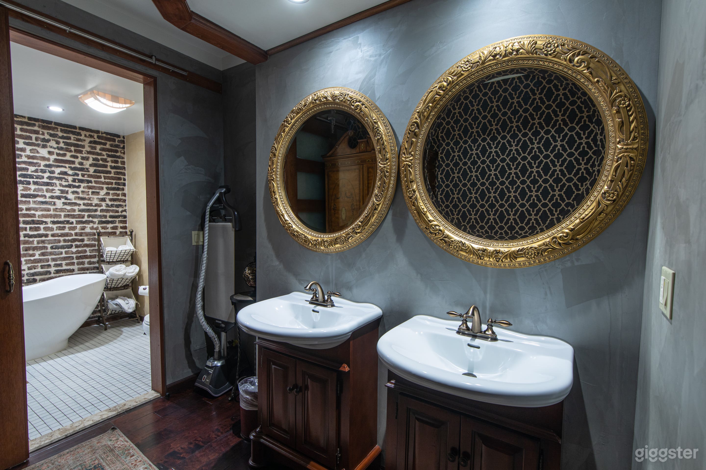 Beautiful one of a kind Hotel in Glendale Photo 1