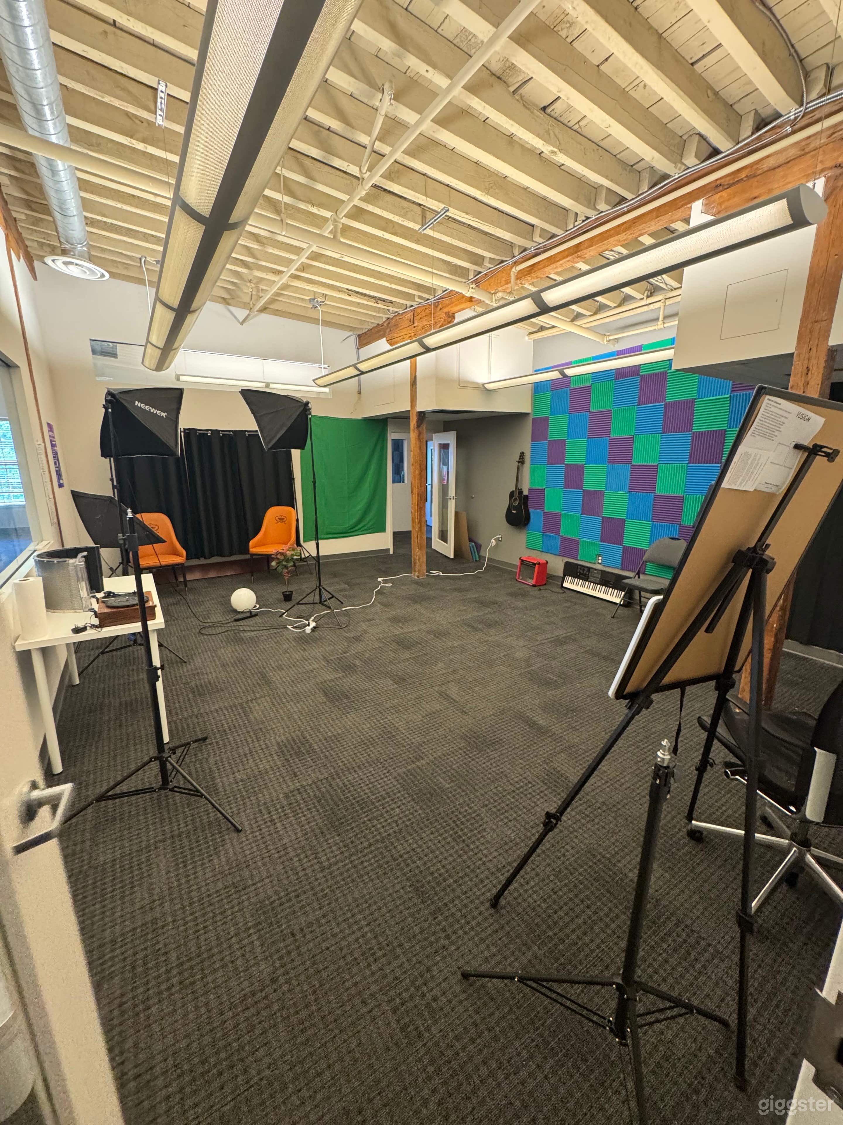 Fully Equipped Music Studio with Instruments Photo 3