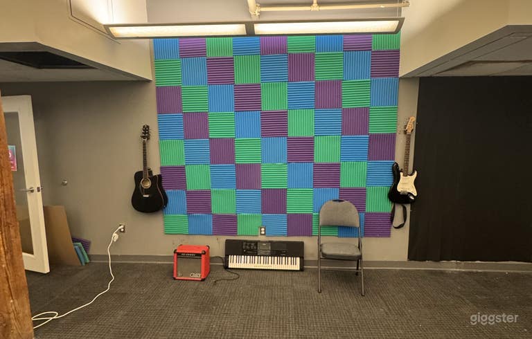  Estudio de música completamente equipado con instrumentos 