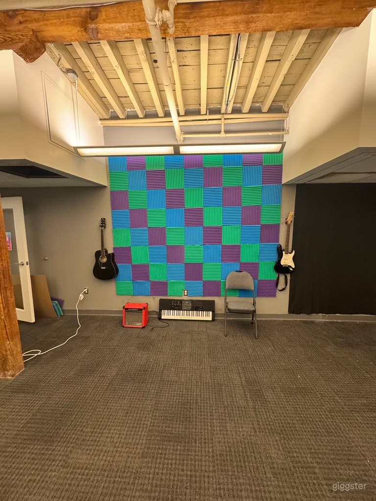  Estudio de música completamente equipado con instrumentos 