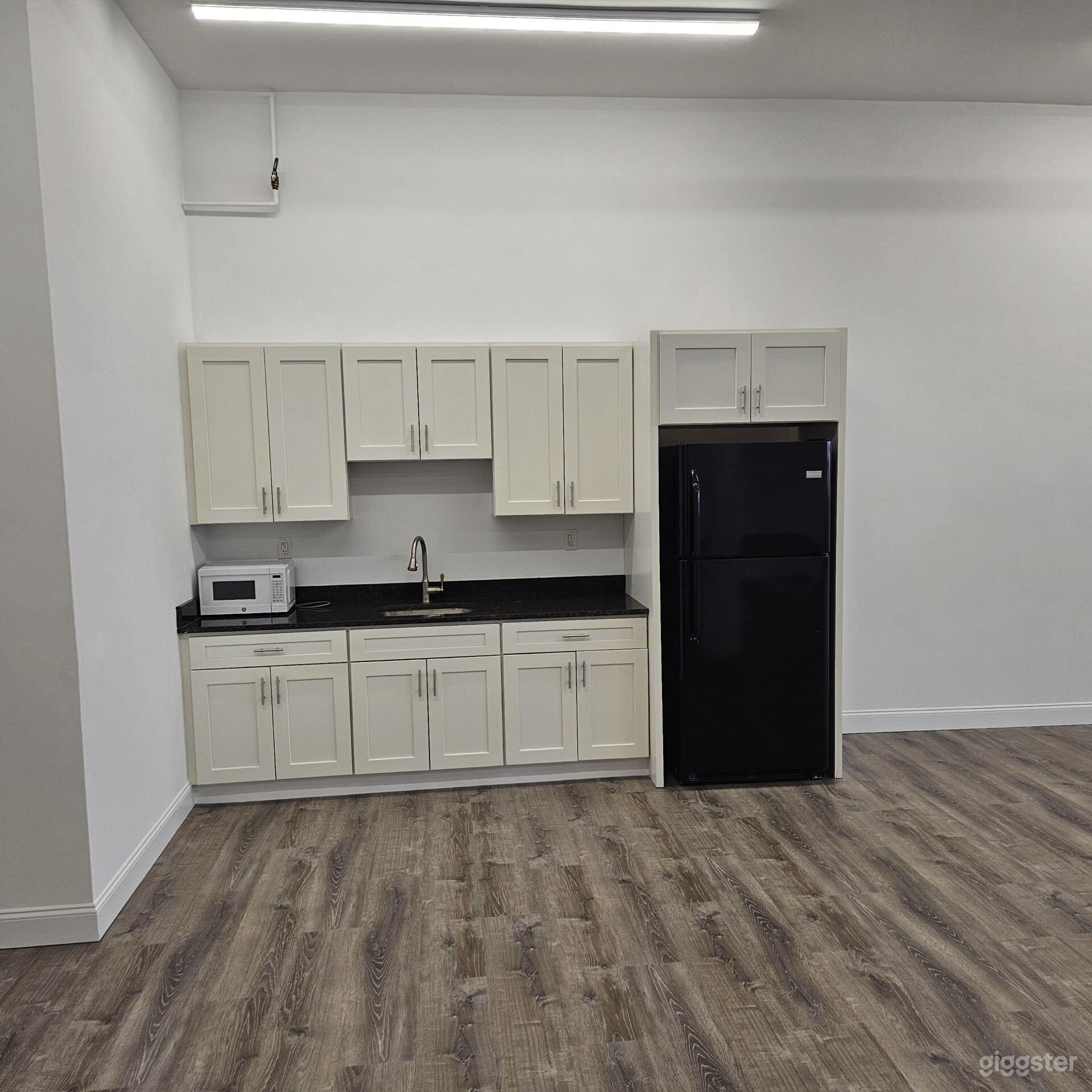 2800sqft Open-Concept Studio Photo 4