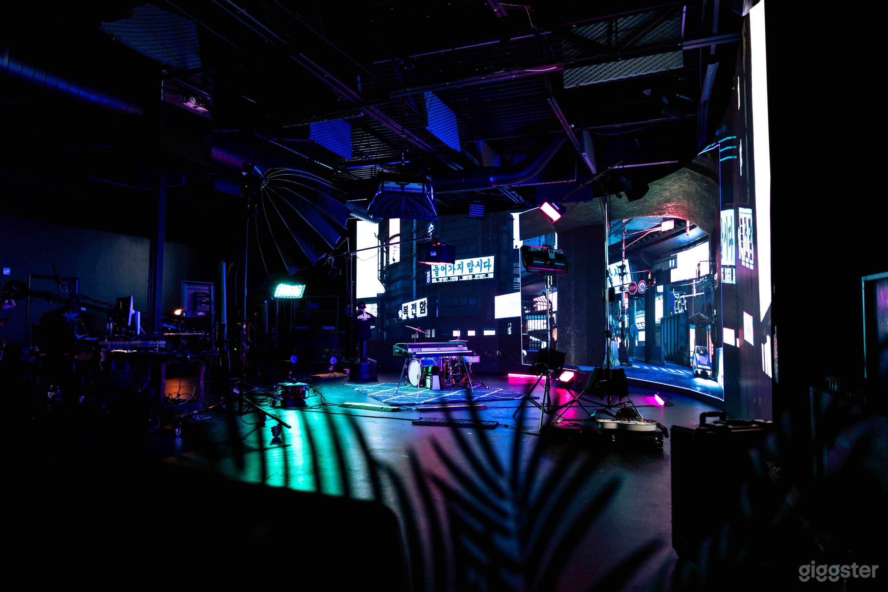 Virtual 50x13ft LED Wall Studio | State of the Art Photo 4