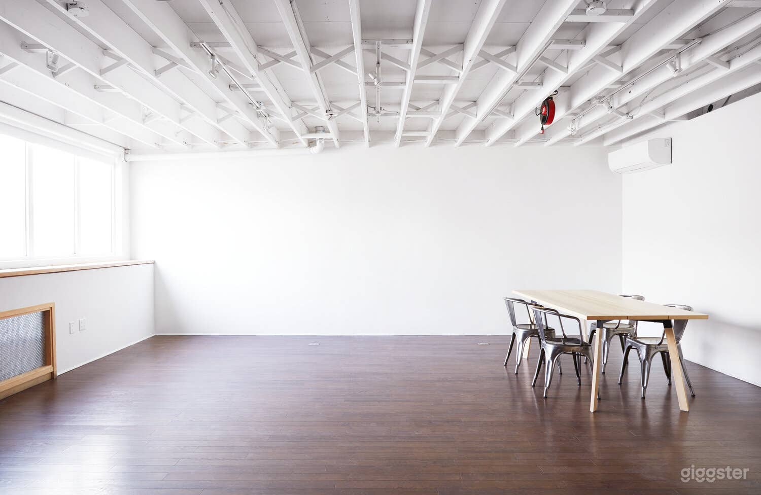 Loft-Style Photo Studio Photo 4