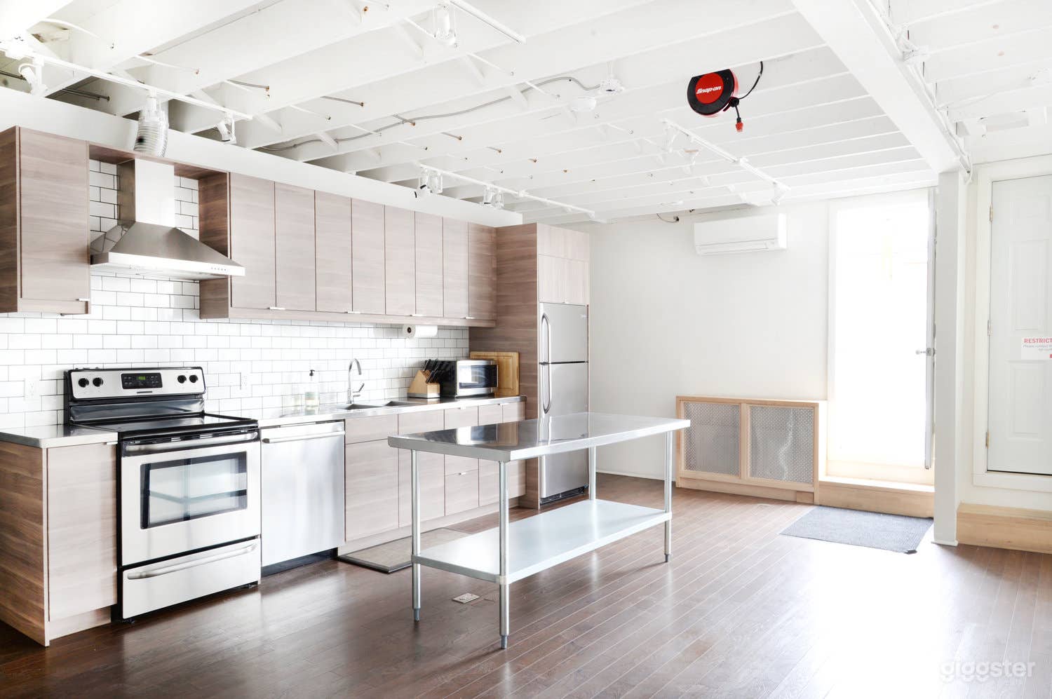 Loft-Style Photo Studio Photo 1