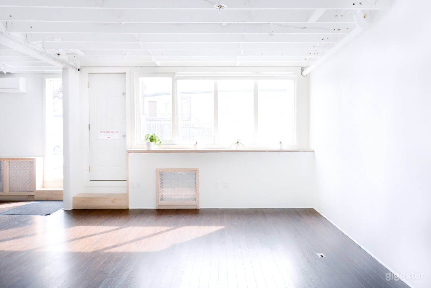 Loft-Style Photo Studio Photo 2