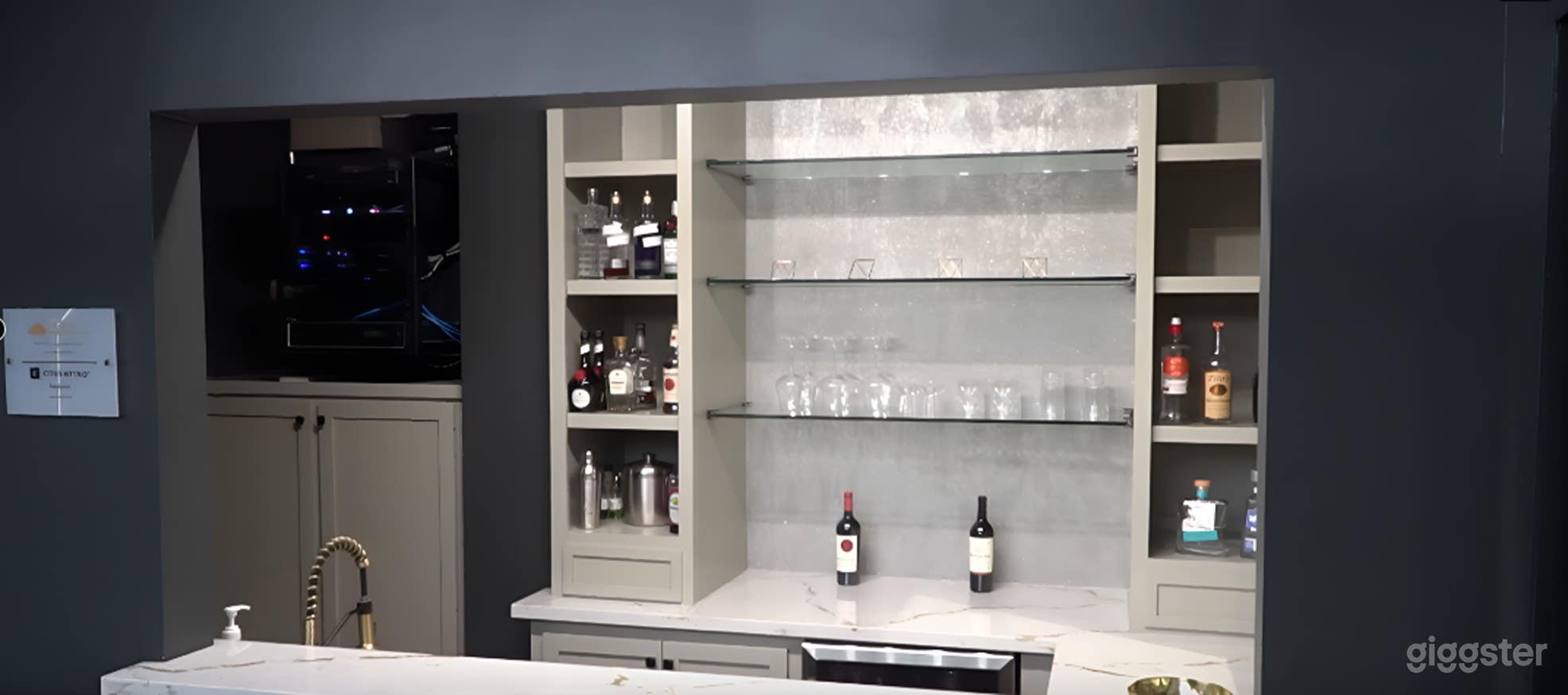 Exclusive Bar with Dual Access Photo 2