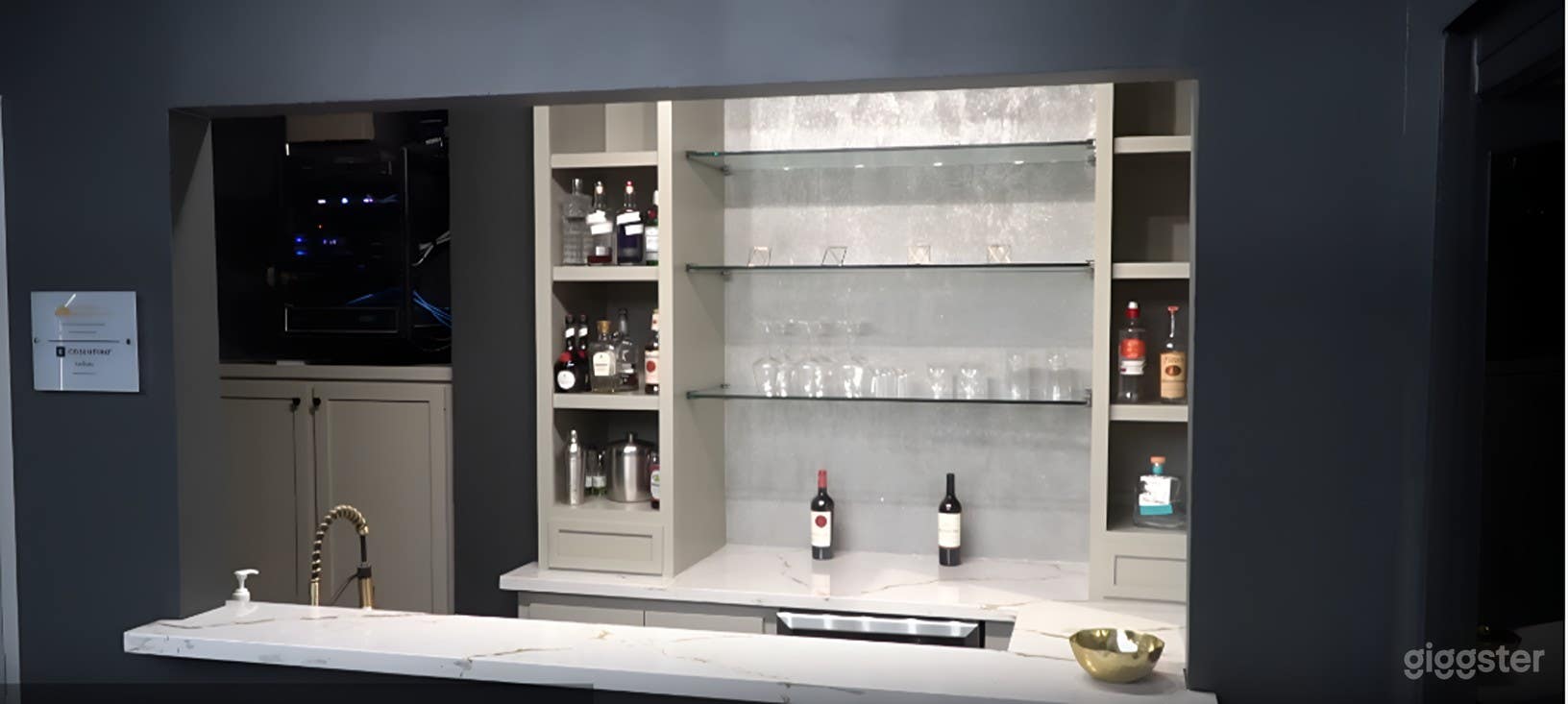 Exclusive Bar with Dual Access Photo 4