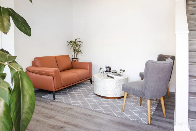  ESTACIÓN DE TRABAJO + SALÓN - Hermoso salón bien iluminado con sillas y sofá cómodos 