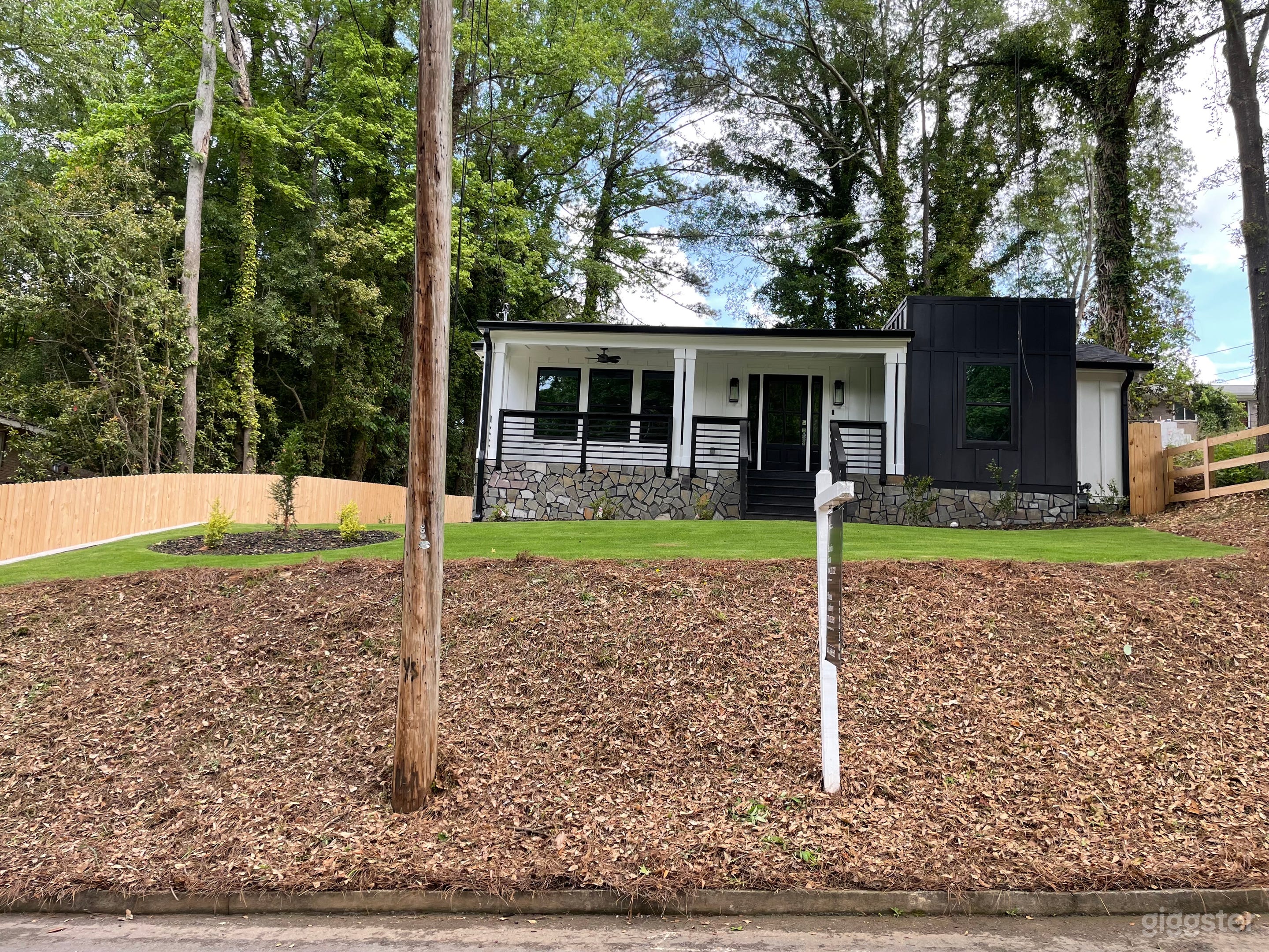 Warm modern bungalow Photo 1