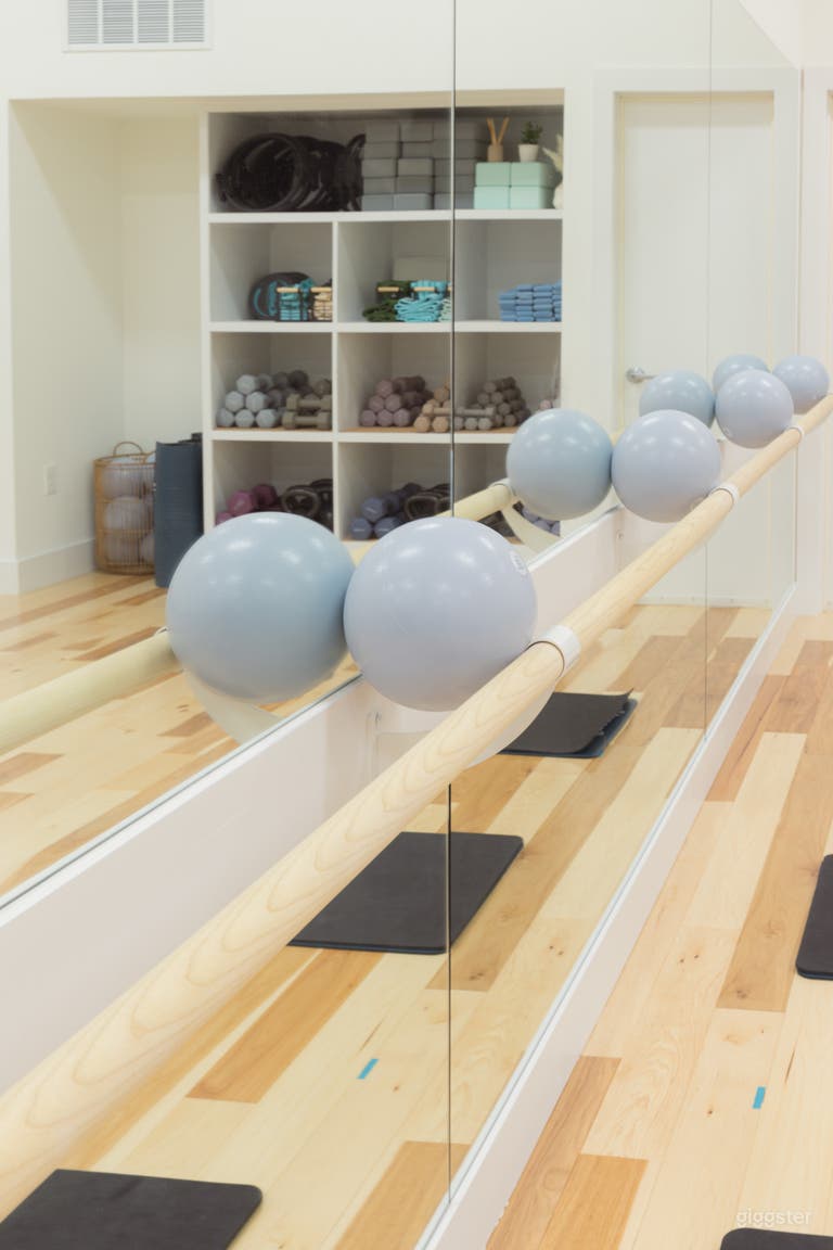  Studio de fitness boutique moderne avec plafond haut 