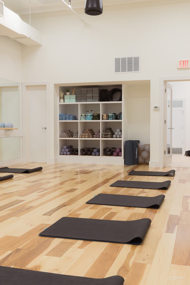  Studio de fitness boutique moderne avec plafond haut 