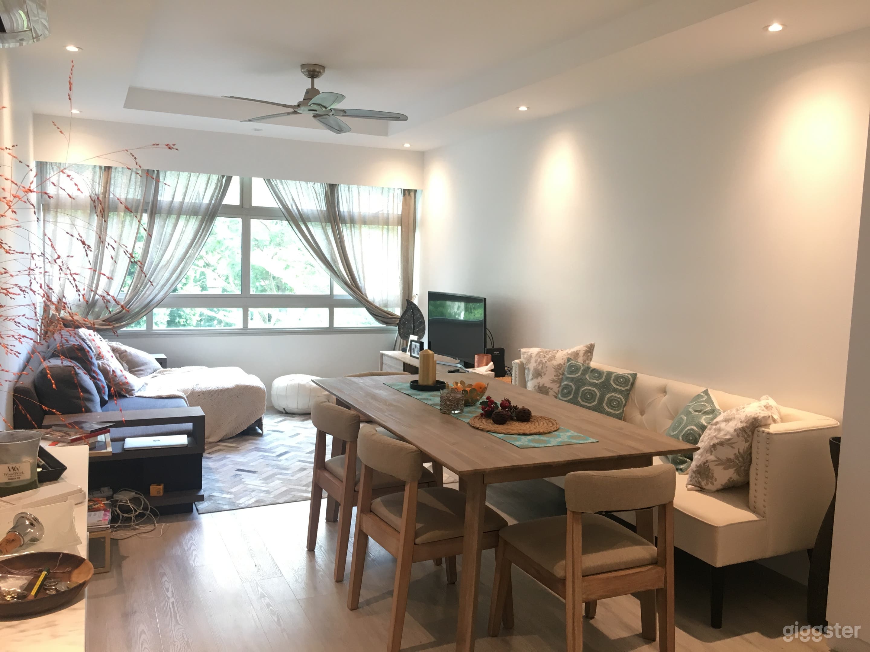 Modern living space Photo 1