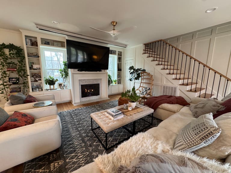  Eclectic home with lots of plants & crystals  