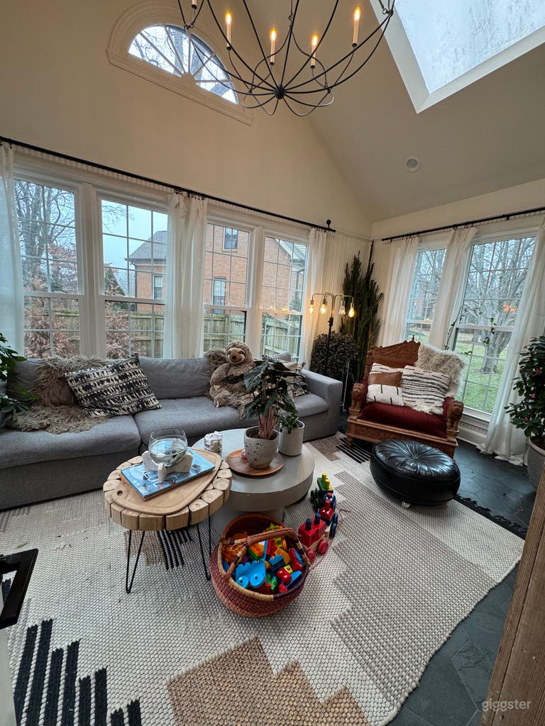  Eclectic home with lots of plants & crystals  