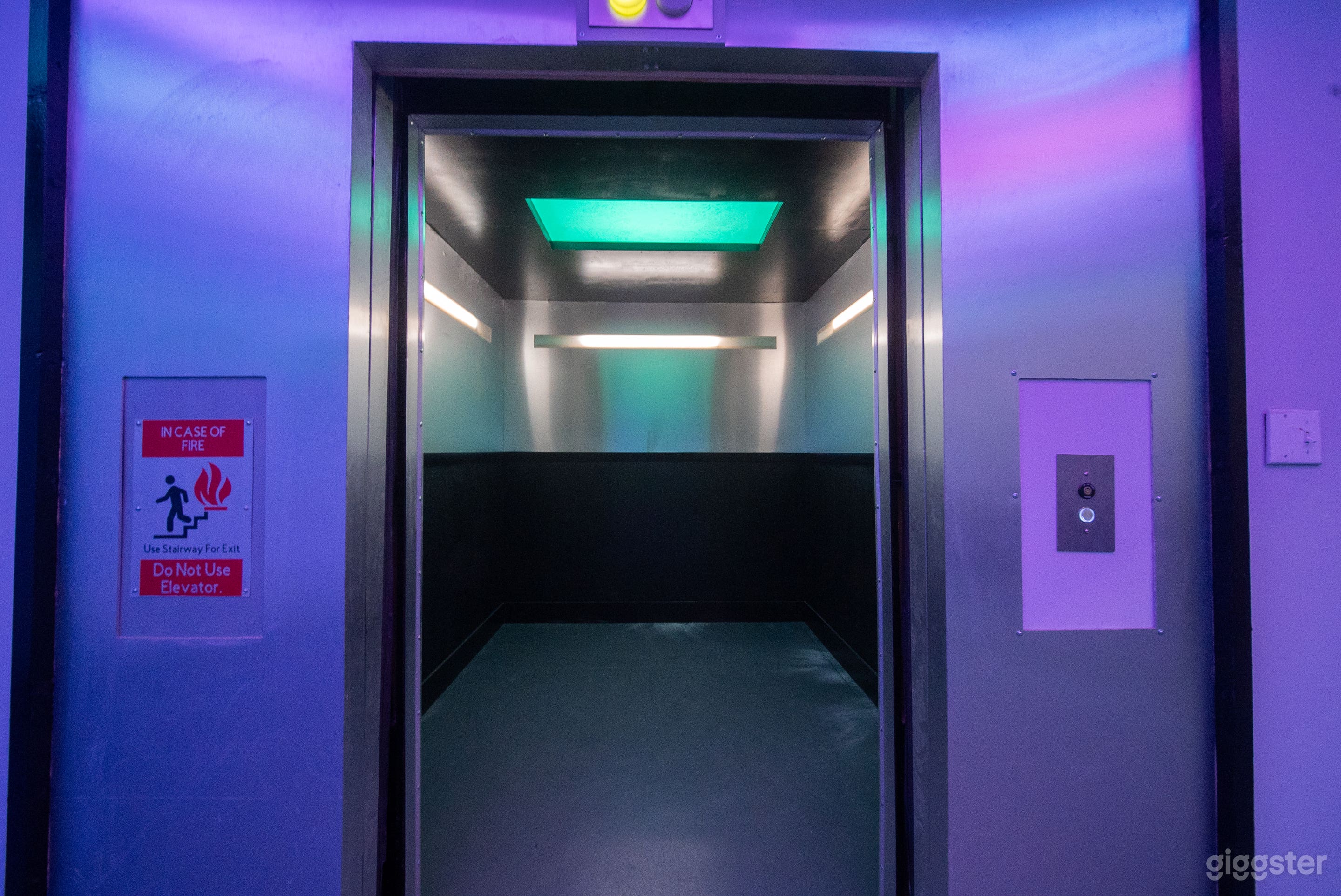 Functioning Elevator set with opening and closing doors