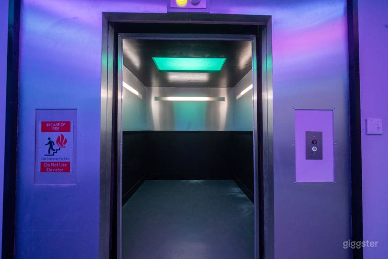  Functioning Elevator set with opening and closing doors 