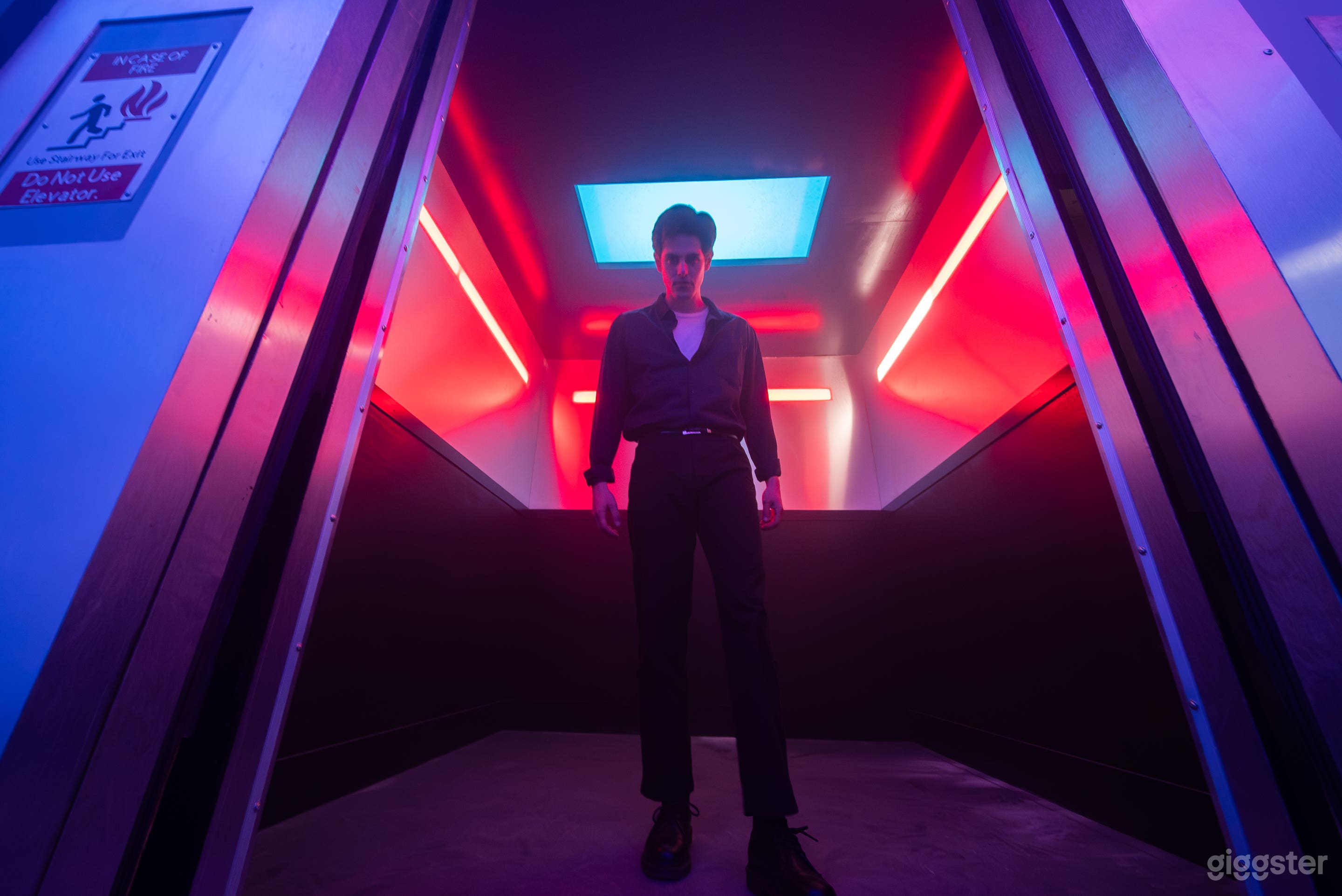 7 Film Sets | Elevator, RGB Grid Celling, Led Wall Photo 3