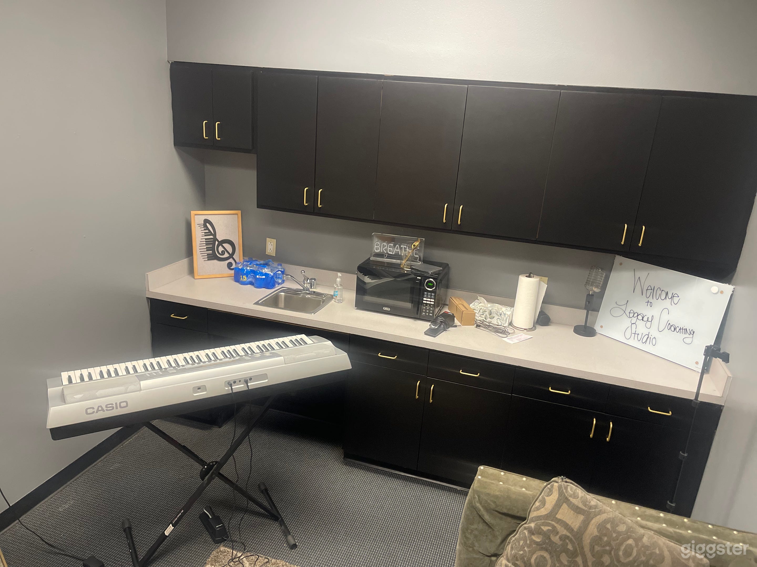 Intimate Rehearsal Studio for Artists and Musicians Photo 4