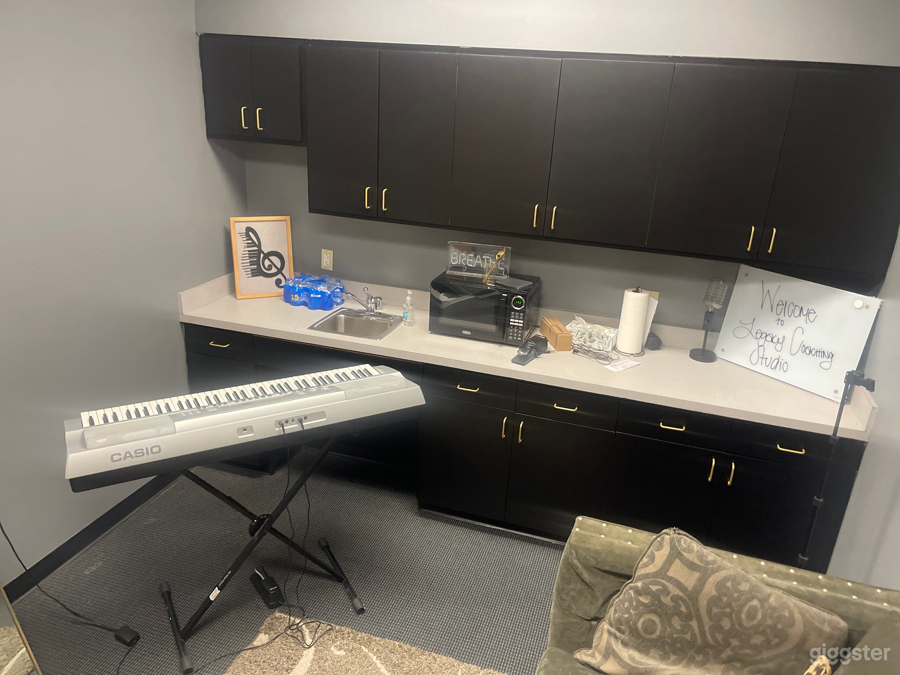 Intimate Rehearsal Studio for Artists and Musicians Photo 1