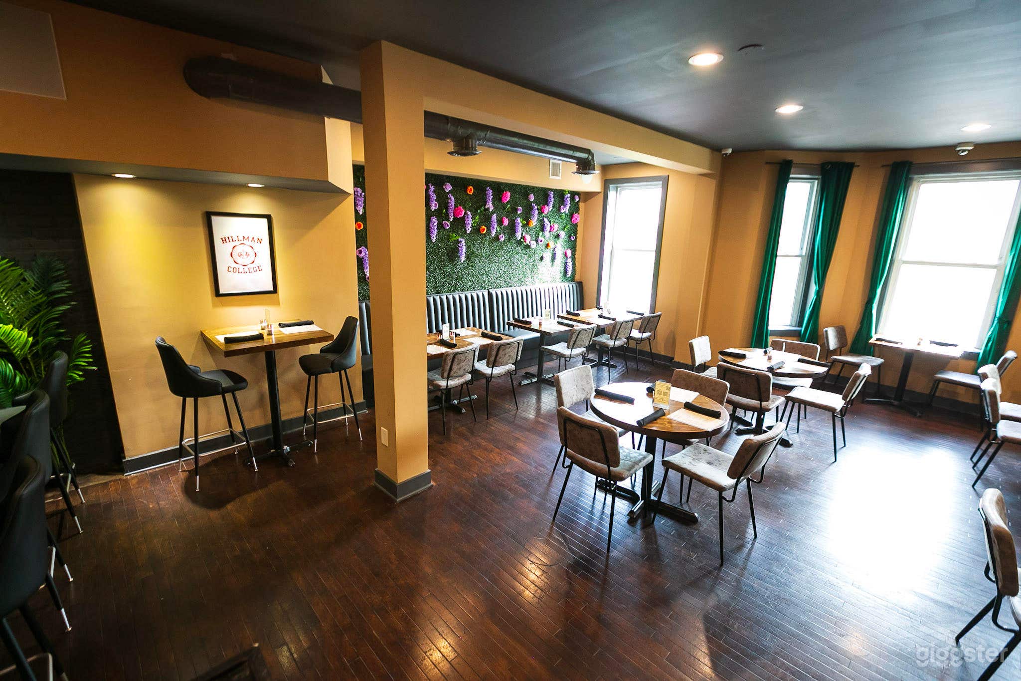 Restaurant &amp; Lounge Photo 2