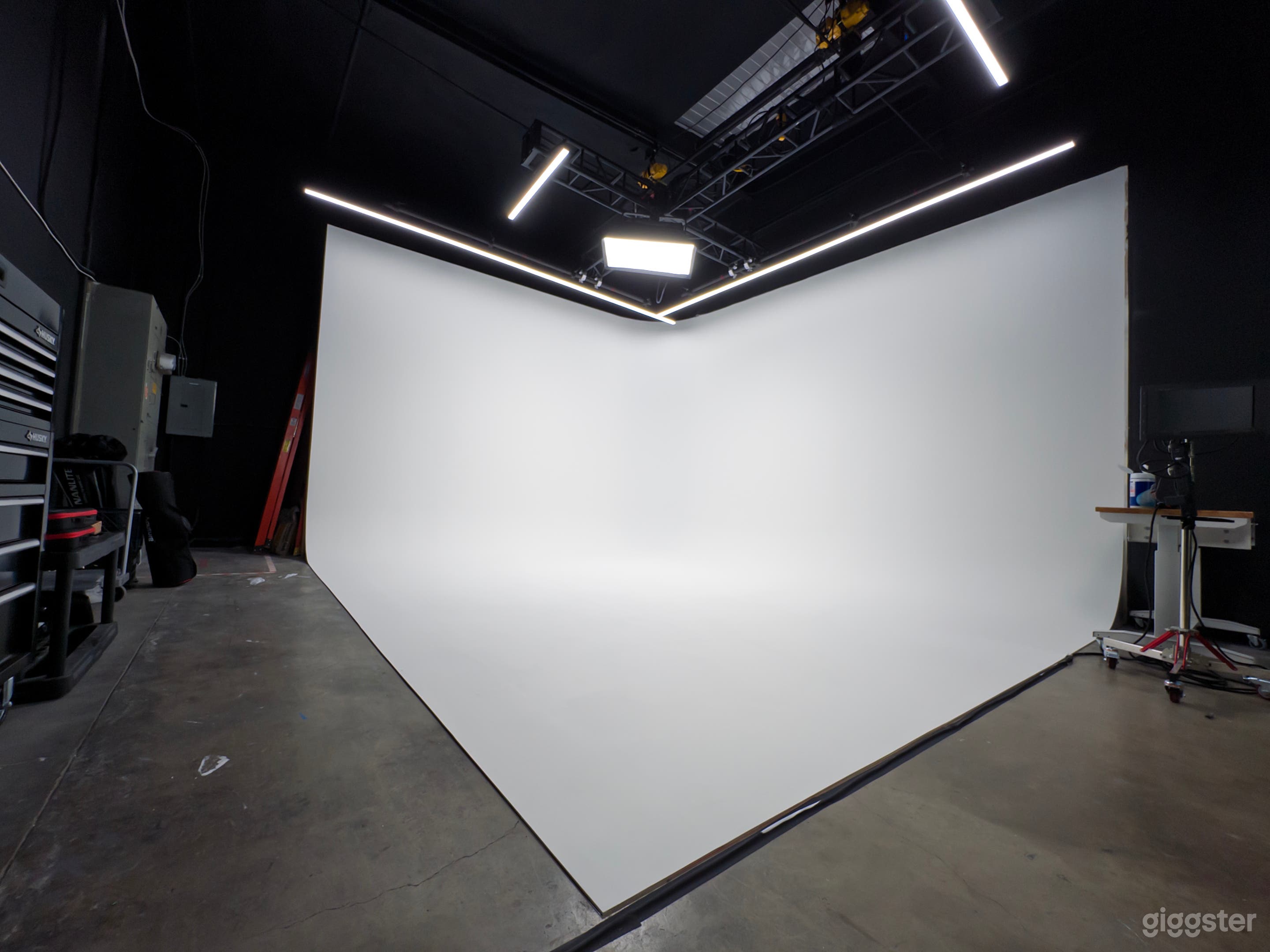 full cyc wall: 15x18x12