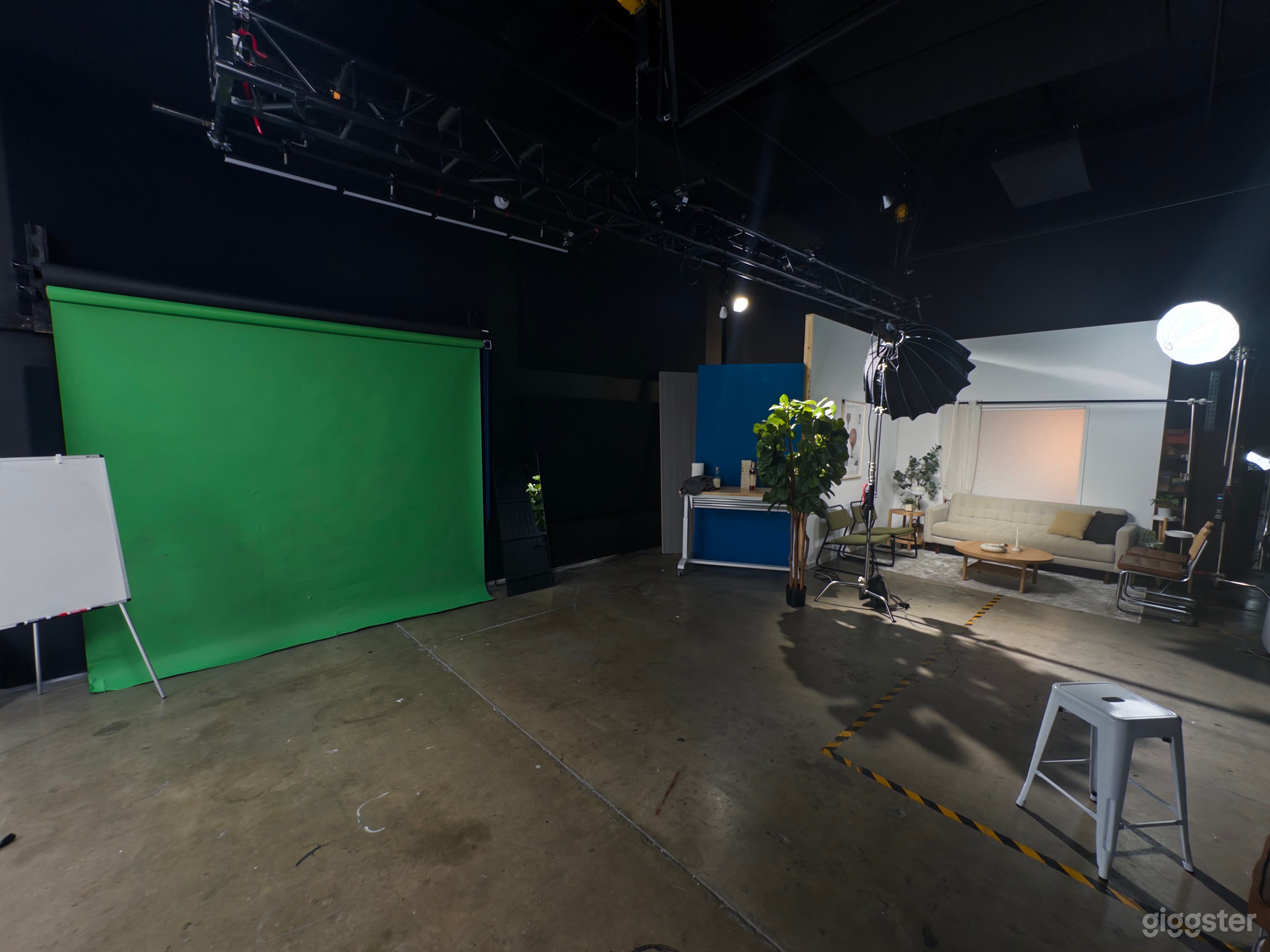 Film Studio - Cyc Wall, Green Screen, Black Box Photo 2