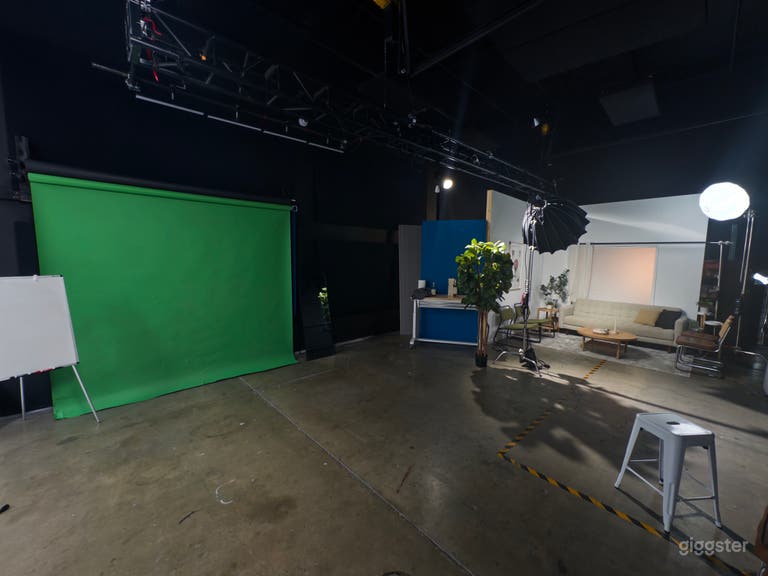  Film Studio - Cyc Wall, Green Screen, Black Box 