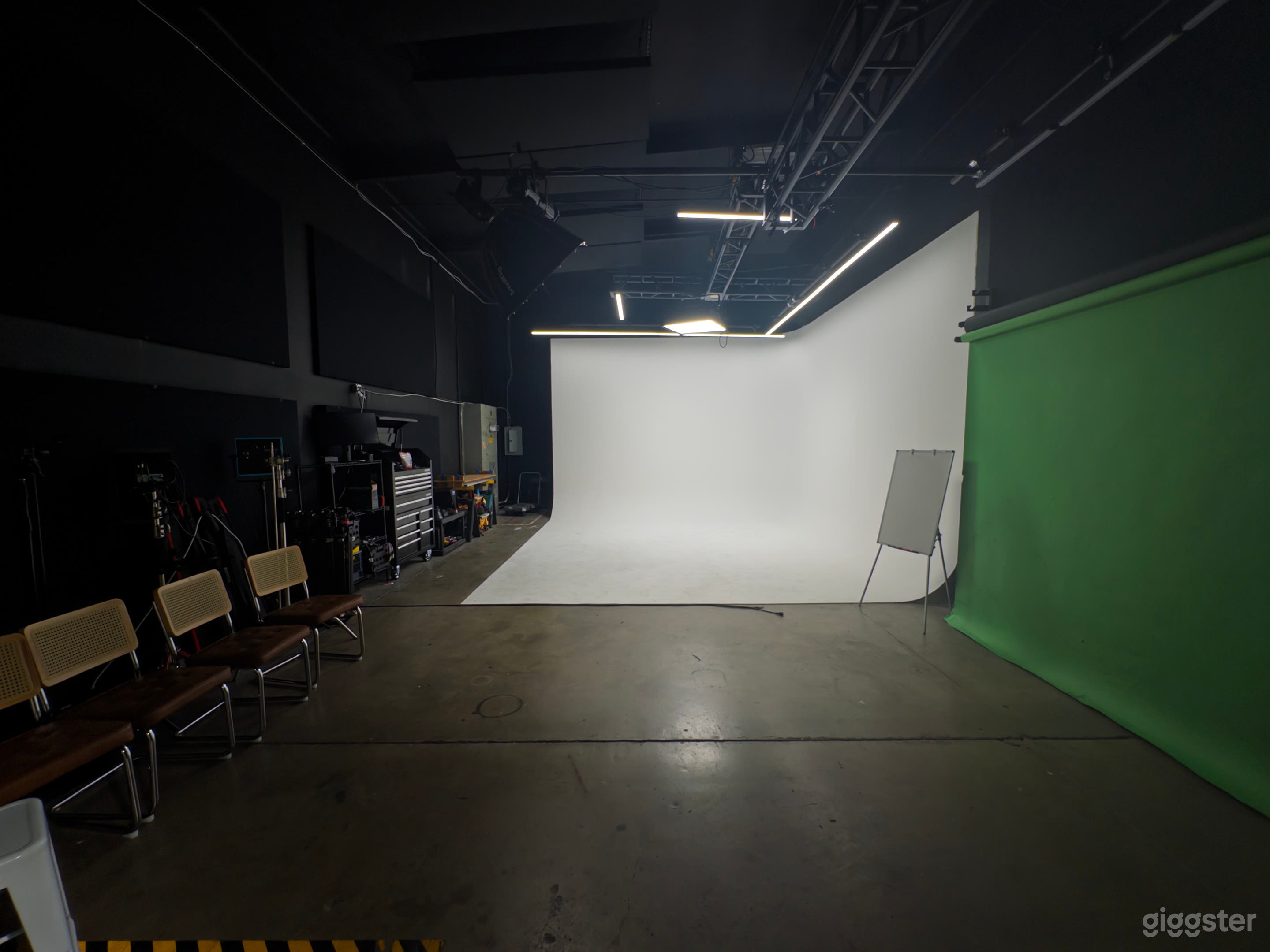 Film Studio - Cyc Wall, Green Screen, Black Box Photo 4