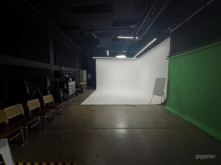  Film Studio - Cyc Wall, Green Screen, Black Box 