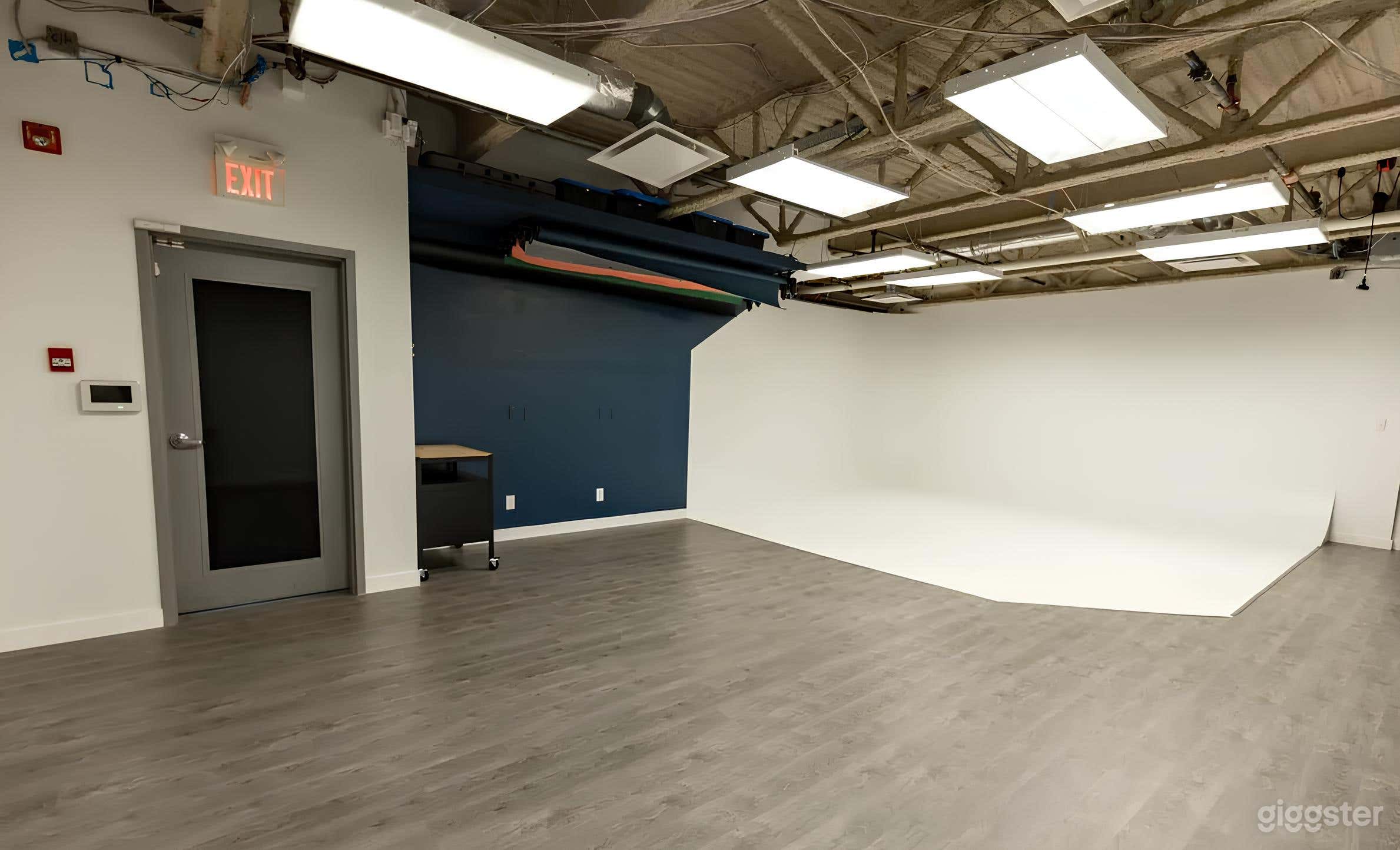 Film/Photo Studio with Cyc Wall and Green Room Photo 4