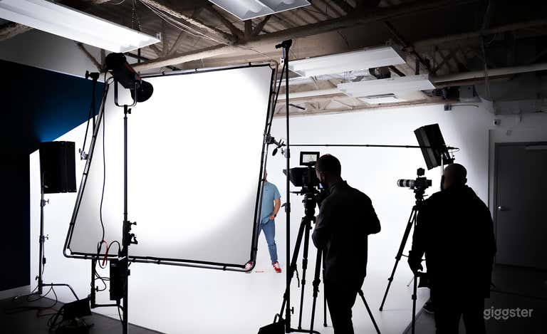  Estudio de filmación/fotografía con pared cíclica y sala verde 