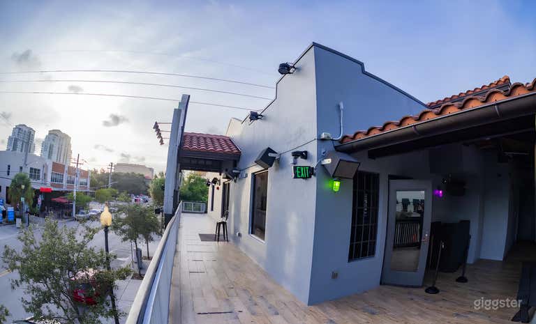  Modern Rooftop Lounge with City Views 