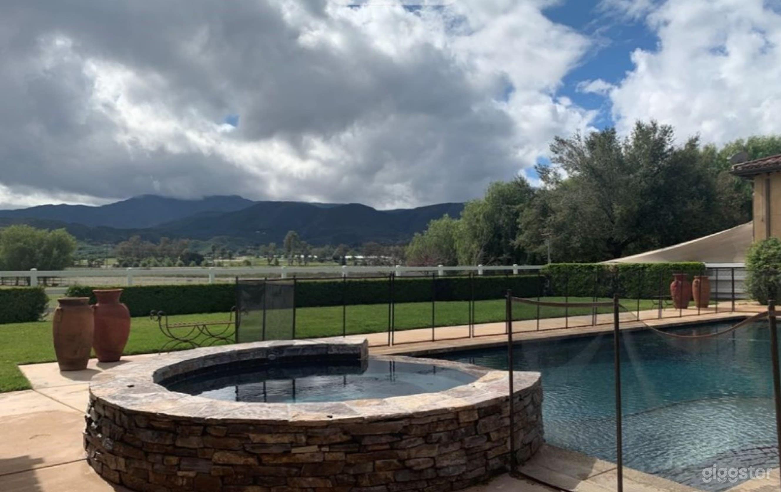 Stunning Pool Oasis with Access to Bath&amp;Shower Area Photo 2