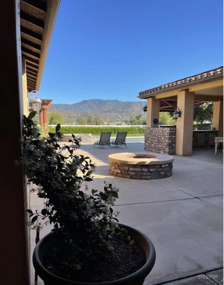  Stunning Pool Oasis with Access to Bath&Shower Area 