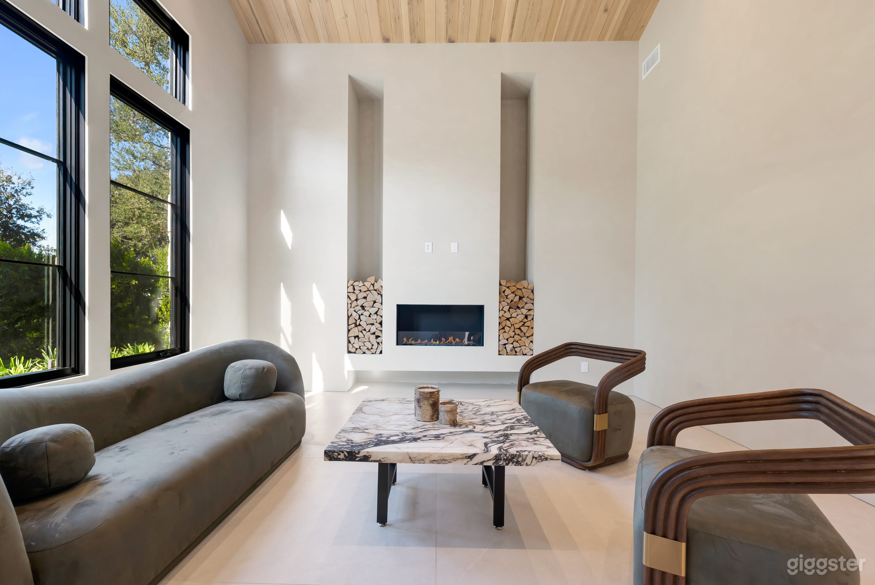 Ultra-Modern Luxury Home: Fashion, Culinary, Films Photo 3