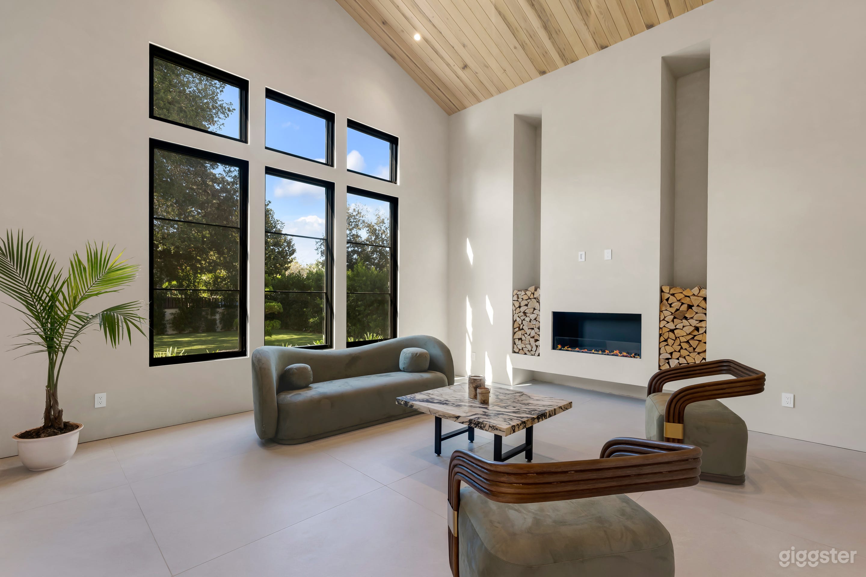 Ultra-Modern Luxury Home: Fashion, Culinary, Films Photo 4