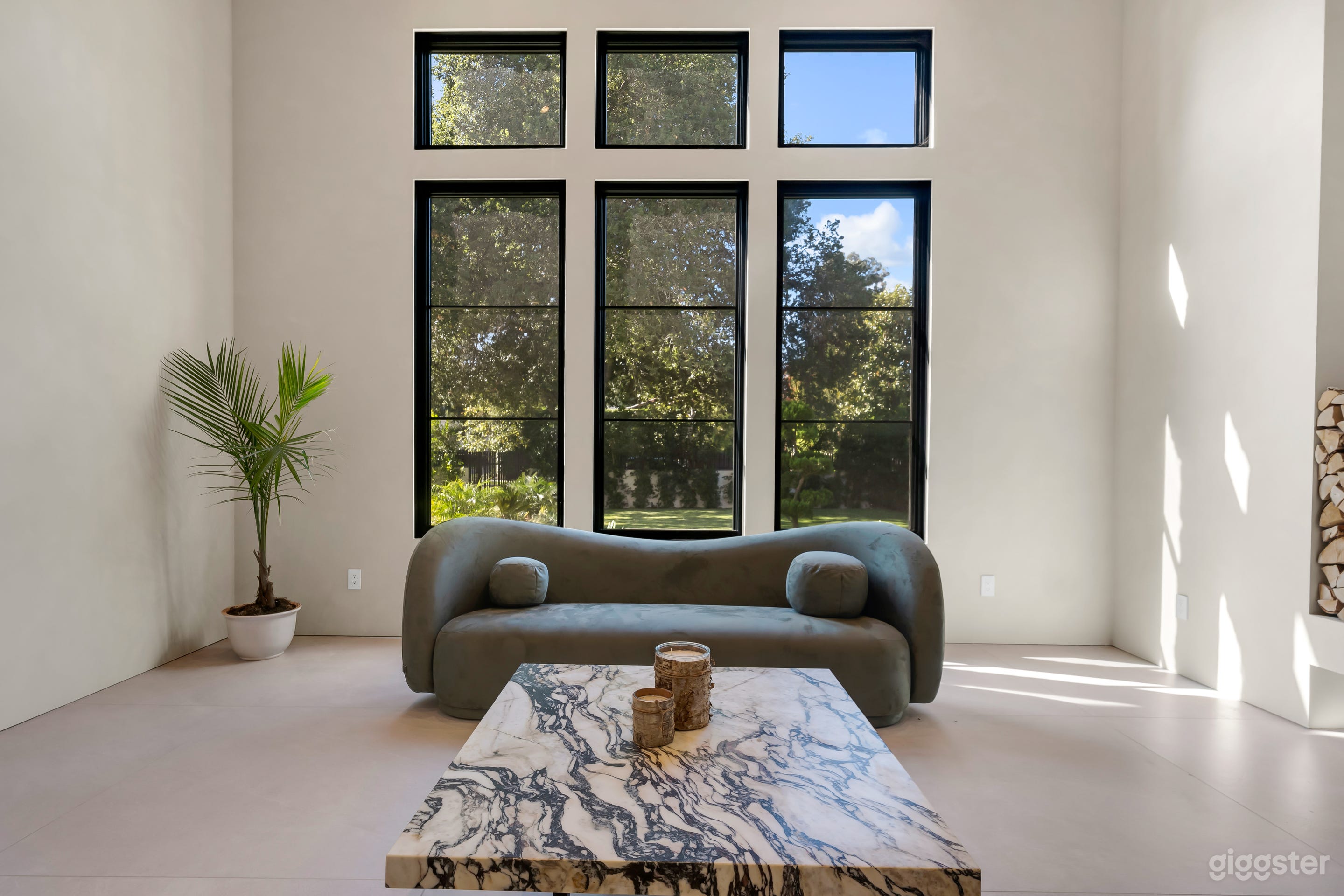 Ultra-Modern Luxury Home: Fashion, Culinary, Films Photo 2