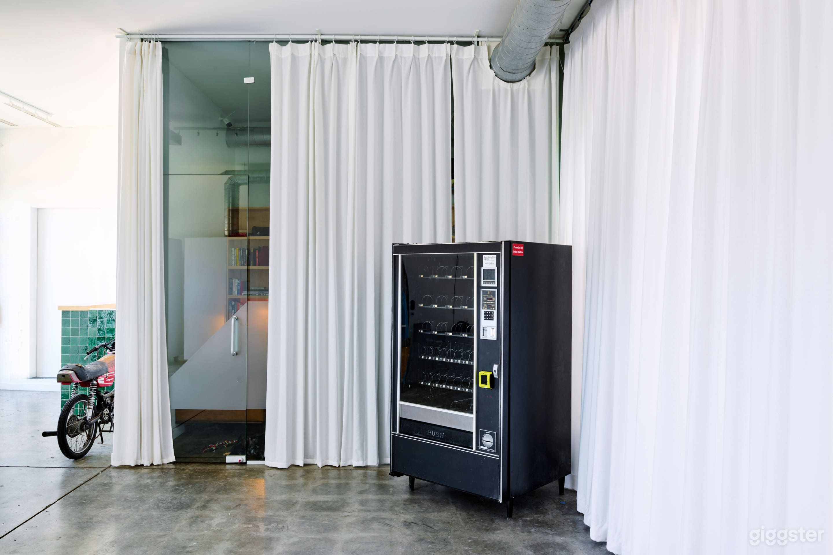 Open Floor Plan Gallery Space in Chinatown, LA Photo 3