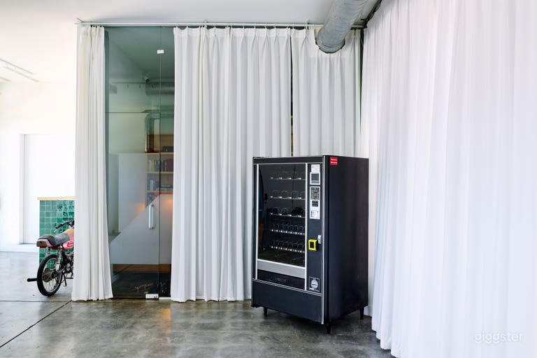  Open Floor Plan Gallery Space in Chinatown, LA 