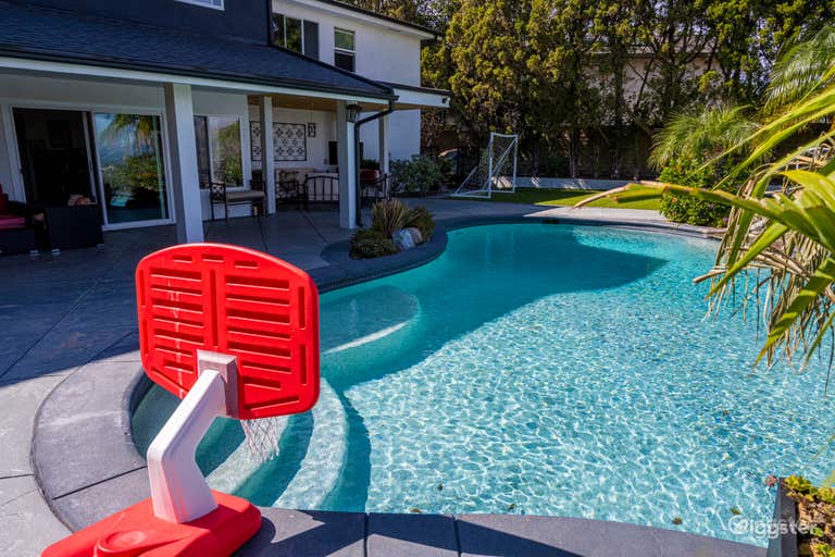  VINTAGE SUBURBAN GEM: IDEAL FOR FILM & PHOTO/POOL 