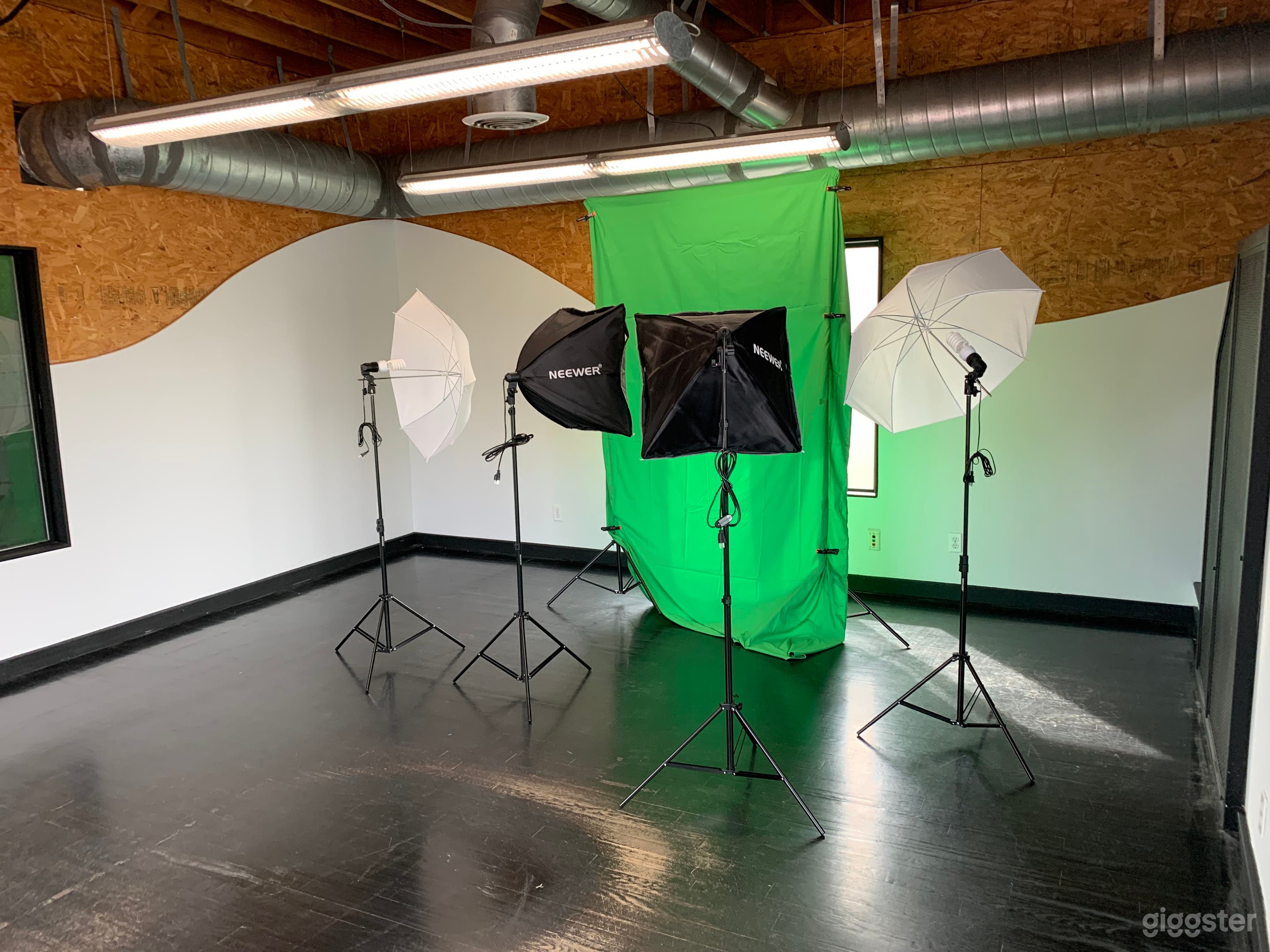 Small Photo Studio in Mid-city  Photo 1